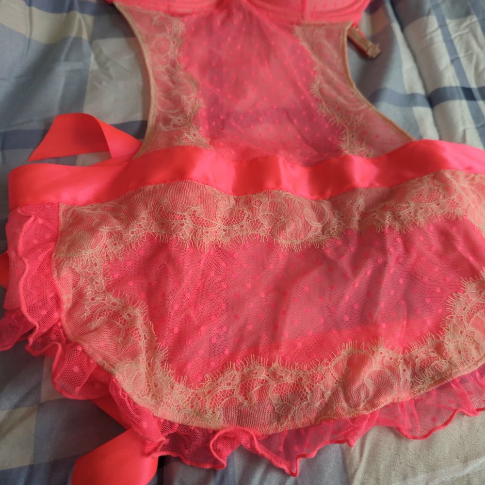 Lingerie - Picture 2 of 4